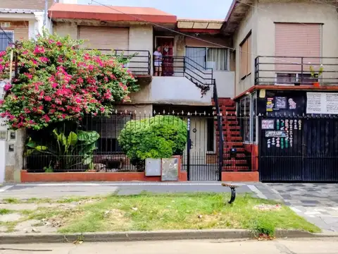 Alquiler de PH con garage y patio en Wilde