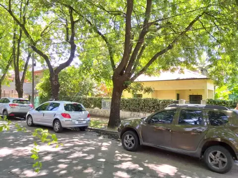Chalet tipo alemán a reciclar sobre gran lote – Zona RB