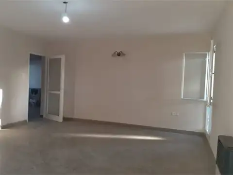 Casa 7 ambientes con 1 baño