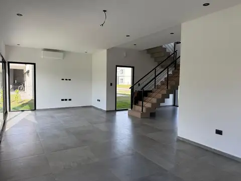 Casa 5 ambientes con 3 baños