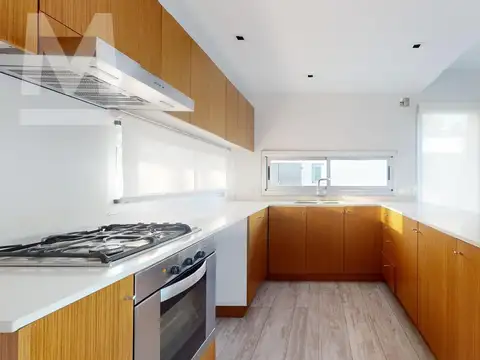 Casa en Alquiler con 2 cocheras