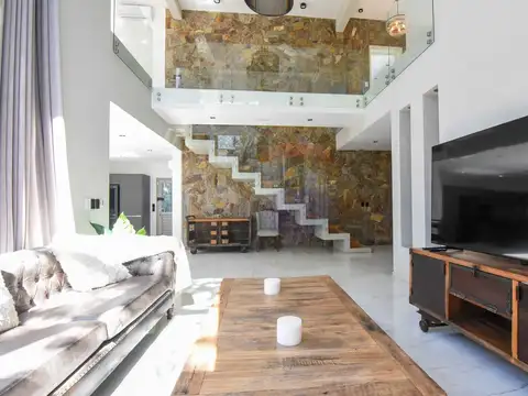 Casa 6 ambientes con 4 baños