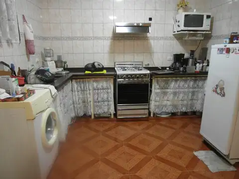 Casa 9 ambientes con 2 baños