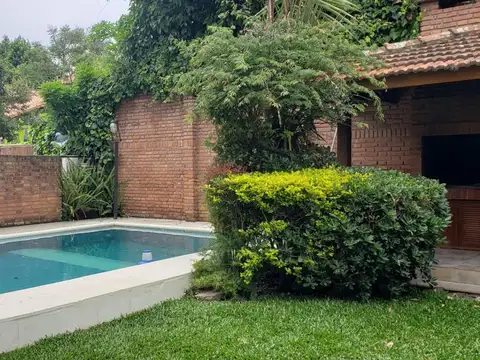 Casa en Alquiler con 2 cocheras