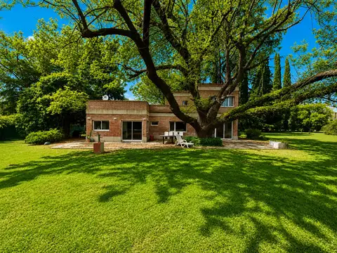 Casa en Venta sobre 2 lotes En Barrio Los Pinos - Exaltación de la Cruz