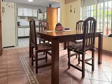 Amplio PH 4 dormitorios, calle Mendoza en Paraná