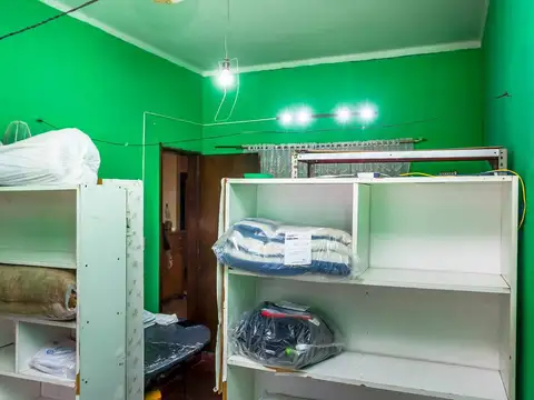 CASA EN VENTA CON GALPON MACROCENTRO