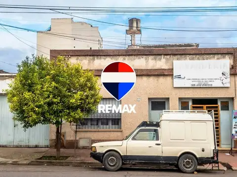 CASA EN VENTA CON GALPON MACROCENTRO