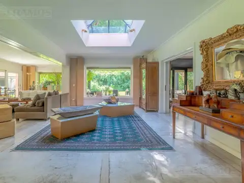 ESPECTACULAR casa con 3 suite, sobre lote de 1.800 m2 en el barrio Las Casuarinas - San Isidro.