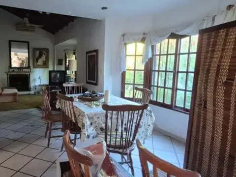 Casa 8 ambientes con 4 baños