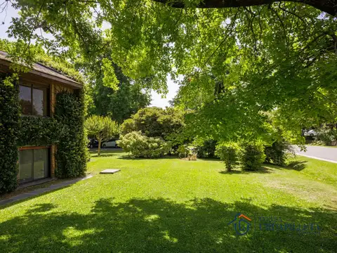 Casa en Olivos Golf Club con imponente parque arbolado