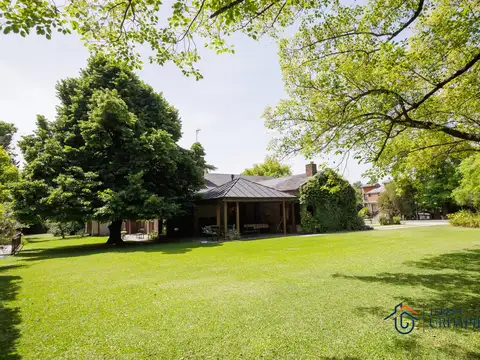 Casa en Olivos Golf Club con imponente parque arbolado