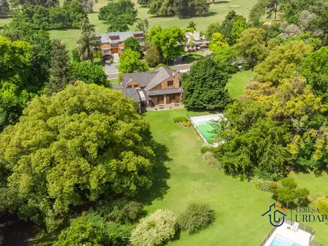 Casa en Olivos Golf Club con imponente parque arbolado