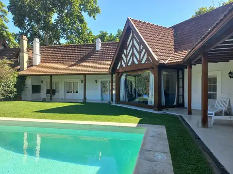 Casa 5 ambientes con 4 baños