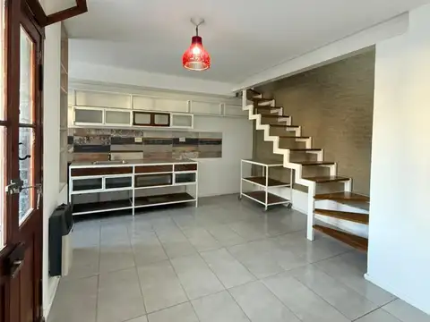 Depto de pasillo en planta alta en alquiler en Pichincha. Gastos bajos