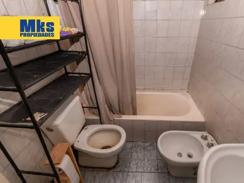 Venta. Casa. Barracas. Quincho y patio.