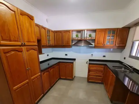 Casa 5 ambientes con 4 baños