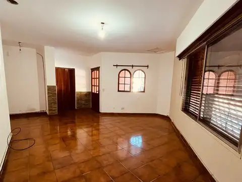 VENTA CASA 5AMB C/COCHERA/ LOTE EN LINIERS