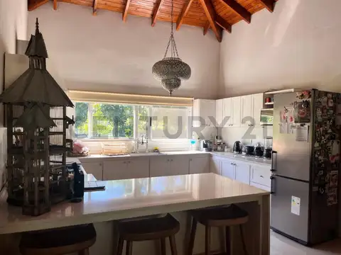 Casa 10 ambientes con 3 baños