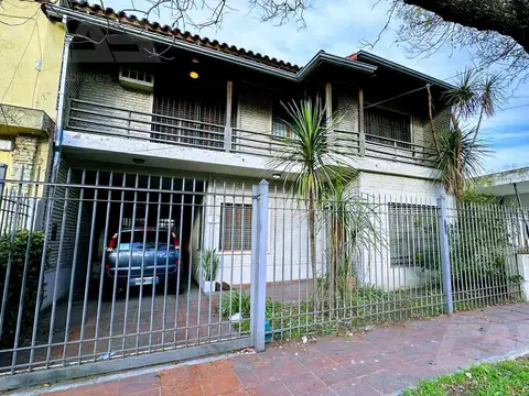 Muy Buen Chalet De 5 Ambientes En Excelente Estado Y En Excelente Zona De Castelar