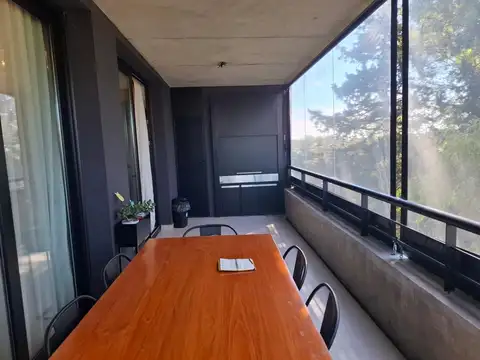 GRAN ESTUDIO EN VENTA CON COCHERA Y BALCÓN TERRAZA – PILAR