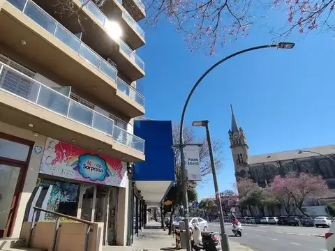 1 dormitorio sobre Av Alberdi, con la tranquilidad de un contra frente