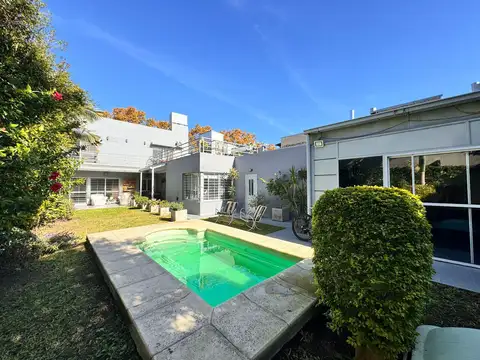 VENTA - Casa con quincho, jardín y pileta. 3 dormitorios. Cochera doble. Refinerías. Apta crédito.