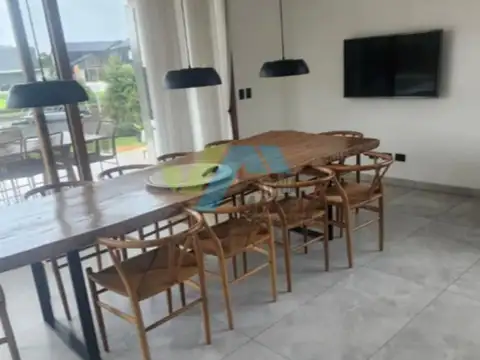 Casa 9 ambientes con 7 baños