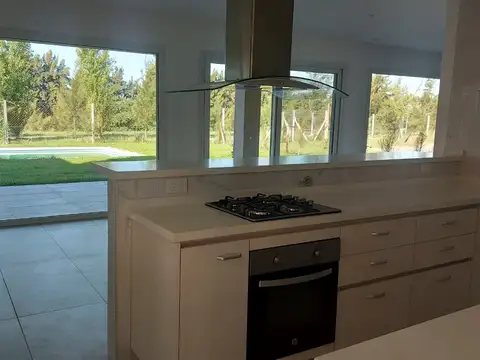 Casa en Alquiler con 2 cocheras