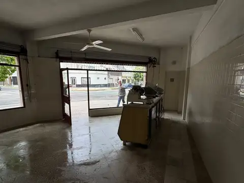 Local comercial en esquina por monte castro
