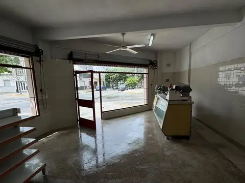 Local comercial en esquina por monte castro
