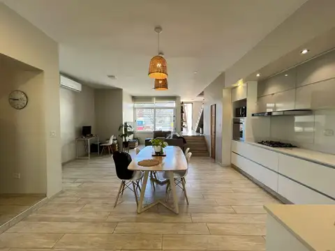Casa 4 ambientes con 2 baños