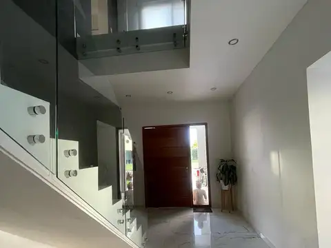 Casa 7 ambientes con 4 baños