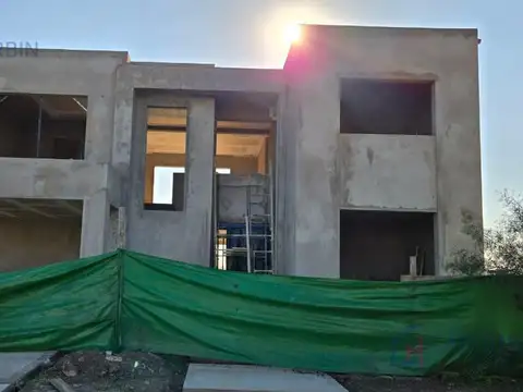 Casa en Venta con 4 cocheras