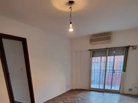 Excelente departamento de 4 ambientes al frente con 2 balcones
