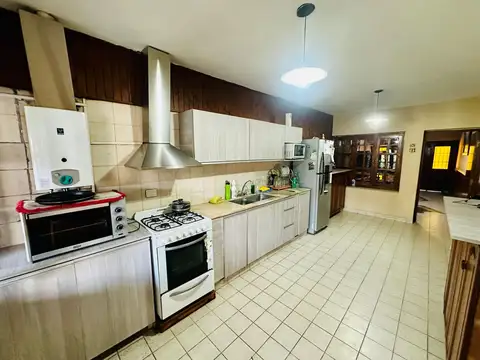 Casa en Venta con 3 cocheras