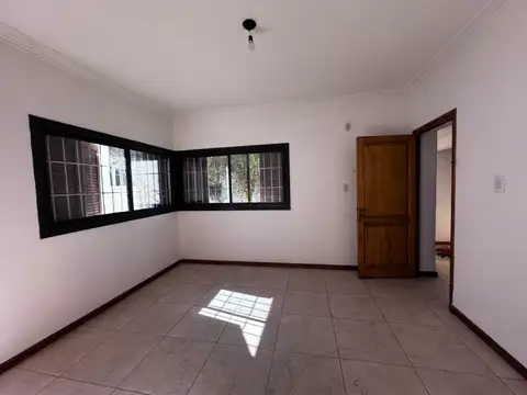 Casa en Alquiler con 2 cocheras