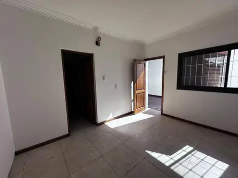 Casa 7 ambientes con 1 baño