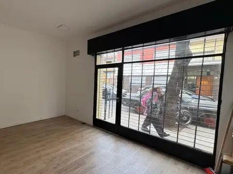 Alquiler. Local 35m2 Flores. Excelente ubicación. Lindo frente. Apto todo rubro. No paga expensas.
