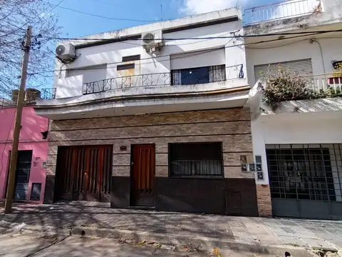 Casa de 4 ambientes con cochera en venta en Ramos Mejía