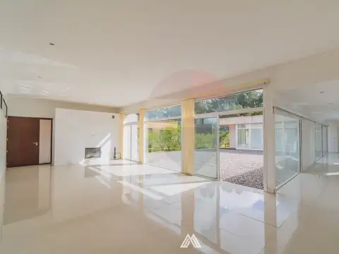 VENTA DE CASA 4 DORMITORIOS CUMBRES DE CARRASC0