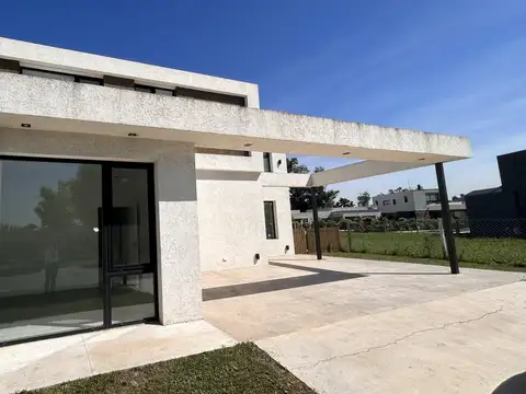 Casa 5 ambientes con 2 baños