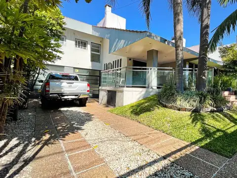 Casa en Venta con 3 cocheras