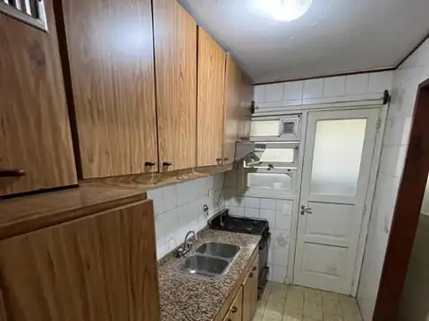 DEPARTAMENTO 3 AMB. + ESCRITORIO 3 X 3.50. C/BALCÓN (FRENTE)