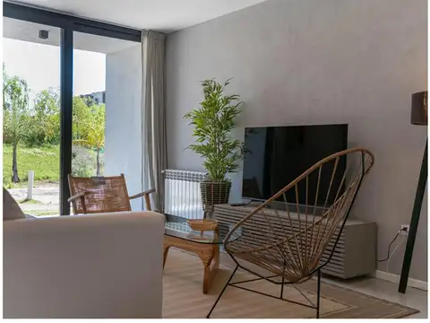 Tigre venta triplex en barrio cerrado con patio y jardín.