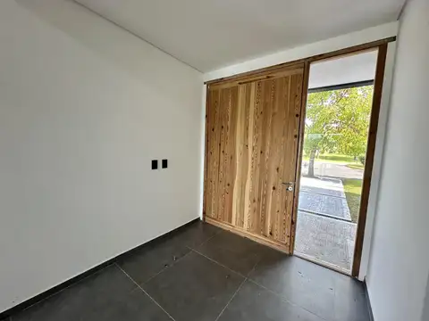 Casa en Venta con 4 cocheras