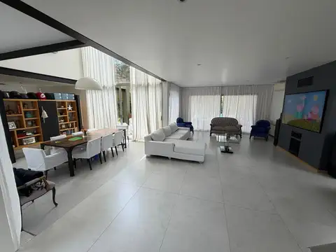 Casa en Venta con 4 cocheras