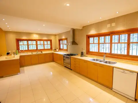 Casa en Venta con 4 cocheras