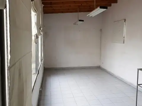 Local en Venta s/Av. 300m Est. Lanús, 2 Entradas