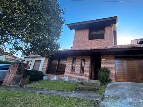 Casa 4 ambientes con parque apta crédito